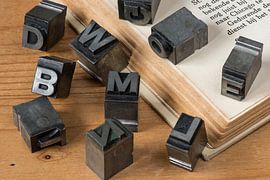 Oude loden drukletters in antiek boek von Tonko Oosterink