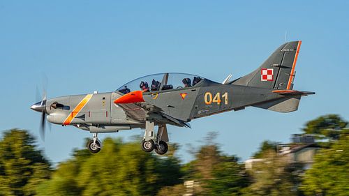 Een PZL-130 Orlik van het Poolse Orlik Aerobatic Team.