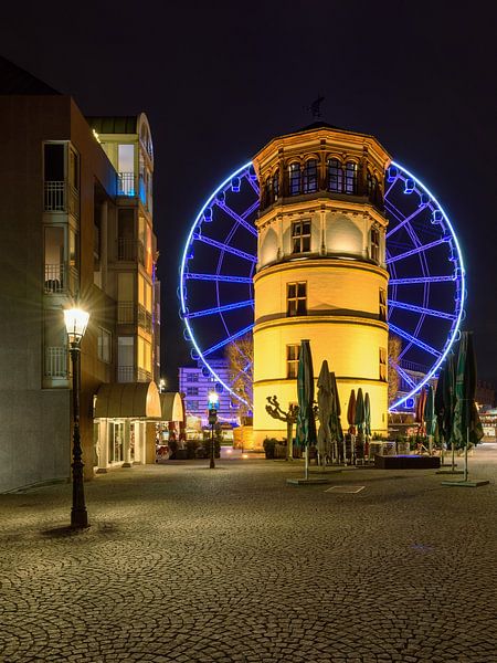 Schlossturm in Düsseldorf und blaues Riesenrad van Michael Valjak