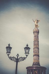 Siegessäule mit alter Laterne