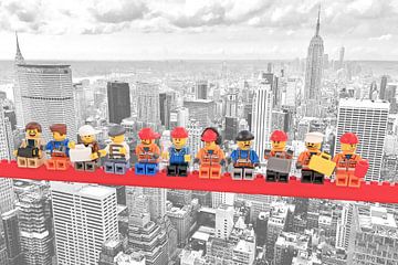 Lunch atop a skyscraper Lego edition - New York sur Marco van den Arend