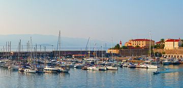 Vroege ochtend in de haven van Ajaccio. Corsica, Frankrijk van Yevgen Belich