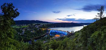 Panorama Edersee stuwdamwand en dorp met blauw verlichte stuwdamwand op het blauwe uur