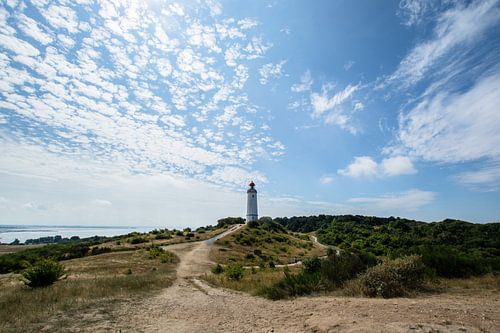 Schapenwolken boven de vuurtoren op het eiland Hiddensee