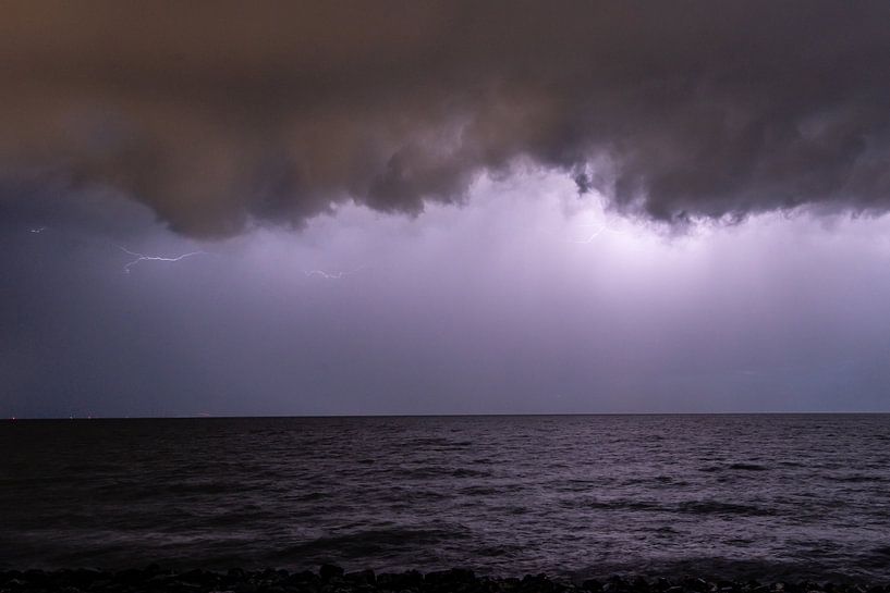 Onweer en bliksem boven het Water by Brian Morgan