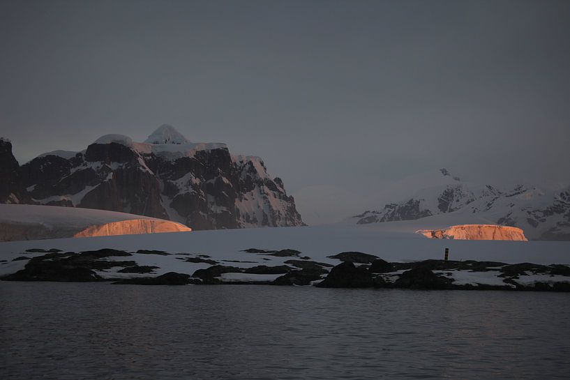 Sunset Antarctica van ad vermeulen