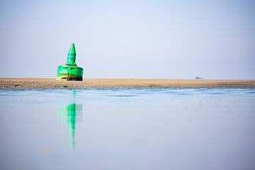 Weerspiegeling van een boei in het water van Karin Bakker