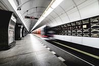 U-Bahn-Tunnel in Prag, in der Tschechischen Republik mit fahrenden Zügen von Atelier Liesjes Miniaturansicht