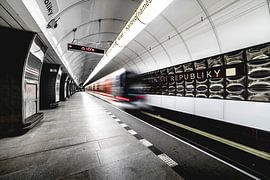Tunnel de métro à Prague, en République tchèque, avec train en marche