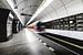 Tunnel de métro à Prague, en République tchèque, avec train en marche sur Atelier Liesjes