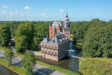 Luchtfoto van kasteel Nijenrode aan de rivier de Vecht in Nederland van Eye on You