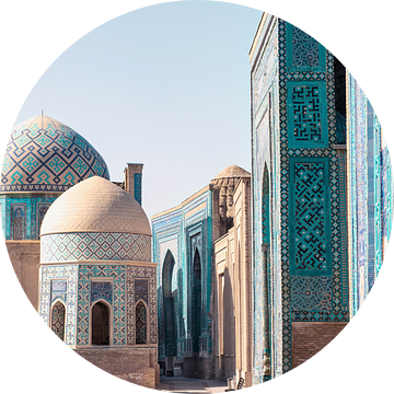 Straatje met mozaïek mausoleums | reisfotografie print | Samarkand, Oezbekistan van Kimberley Jekel