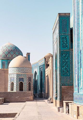 Straatje met mozaïek mausoleums | reisfotografie print | Samarkand, Oezbekistan