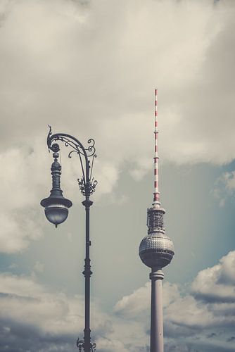 Oude straatlantaarns met Berlijnse televisietoren