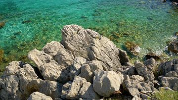 Rotsachtige natuurlijke kust bij de stad Krk in Kroatië van Heiko Kueverling