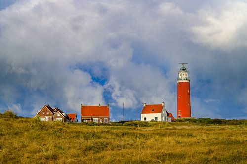 Vuurtoren van Texel in de duinen tijdens een stormachtige herfstochtend