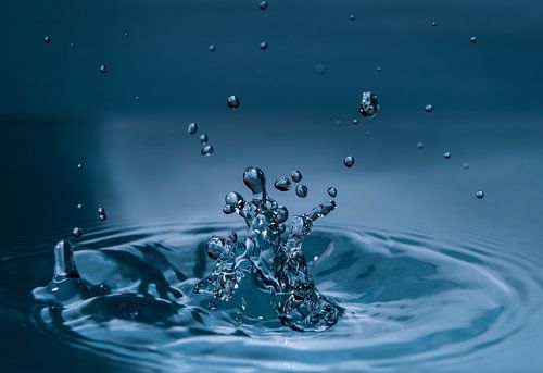 Gouttes d'eau qui giclent