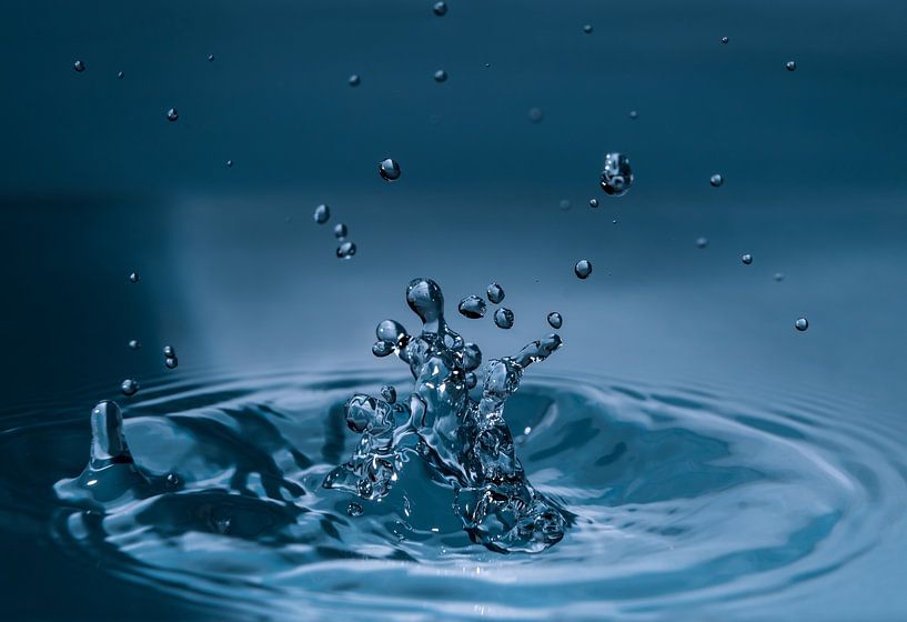 Splashing drops of water by Raphotography