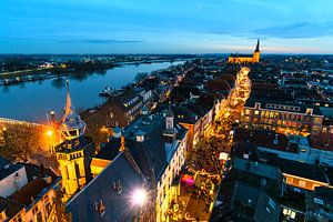 Abendblick auf die Einkaufsstraße von Kampen am Fluss IJssel