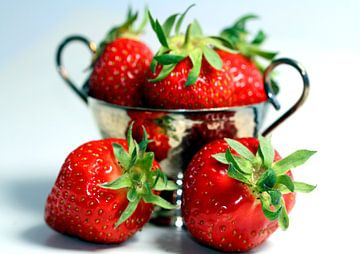 Strawberries in a silver bowl2 van Roswitha Lorz