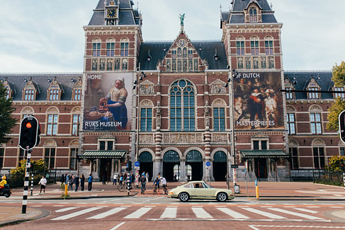Un chef-d'œuvre néerlandais : une Porsche 911 vintage au Rijksmuseum