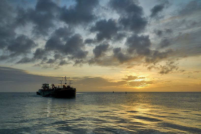 Bagger im Hafen von Oudeschild Texel während der goldenen Stunde von Ad Jekel
