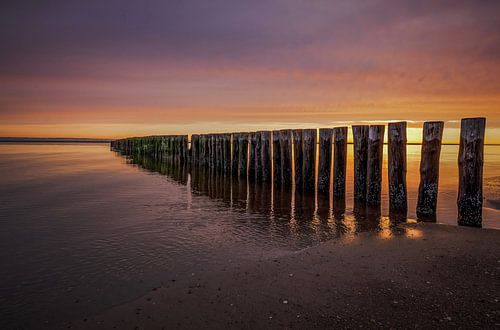 De zonsondergang aan zee