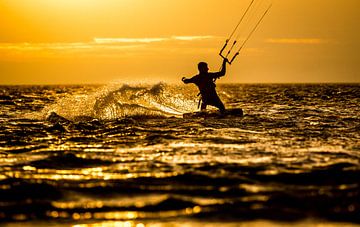 Sunset kitesurf van Maartje Hustinx-van Lanen