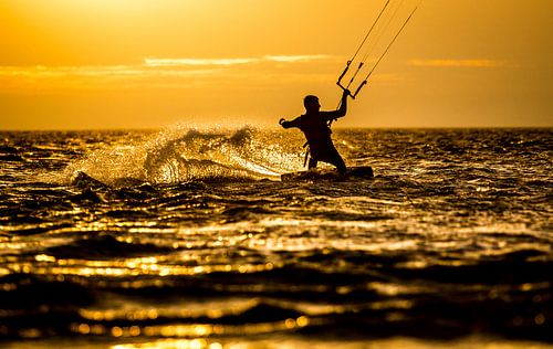 Sunset kitesurf