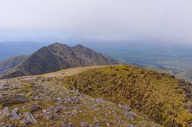 Blick von Carrauntoohil auf Carrantuohill (Irisch-Gälisch: Corrán Tuathail) Irland von Marcel Kerdijk