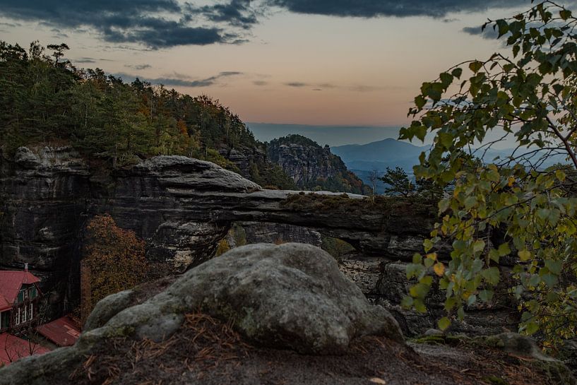 Valkennest in het avondlicht - De Prebisch Poort in de gouden herfst van Boheems Zwitserland van Fototante