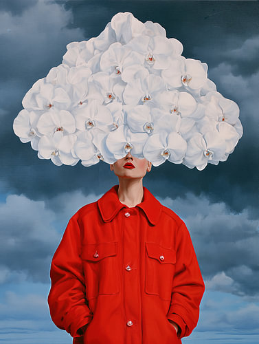 Veste vermillon - Portrait de mode moderne avec une veste rouge vif et une couronne d'orchidées blanches