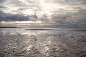 Marée basse et magnifique ciel nuageux