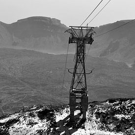 Een gondellift in een bergen landschap (El Teide) van Carlijn van Gerrevink