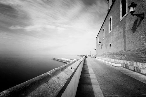 Vieille rue en clinker le long de la Méditerranée à Sitges, Espagne