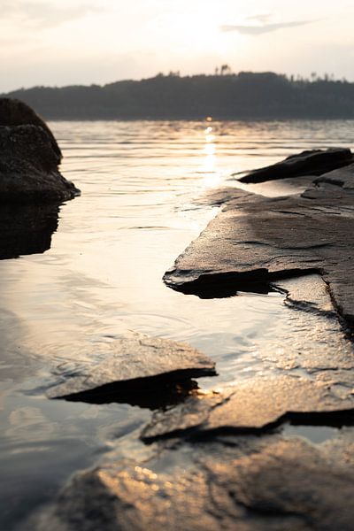 Sunset at the lake by Tomas Grootveld