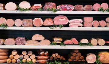 diverse soorten vlees in een slagerij