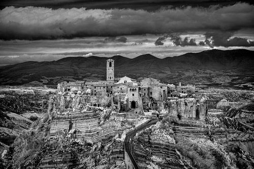 Civita di Bagnoregio -3- Infrarot schwarz/weiß von Teun Ruijters