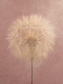 Natürliche Eleganz – Zartes Rosa mit detailreicher Flauschkugel von Marjolijn van den Berg