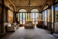 De lounge ruimte in een verlaten villa van Aurelie Vandermeren thumbnail