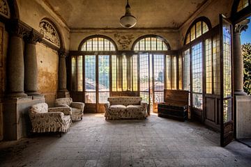 De lounge ruimte in een verlaten villa