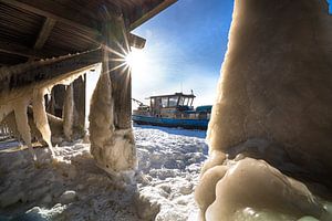 Sculptures de glace sur une jetée en bois dans un lac