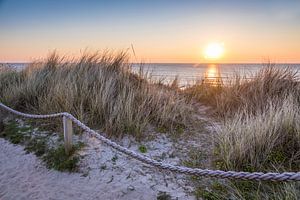 Pad op de duinen boven Kampen bij zonsondergang, Sylt van Christian Müringer