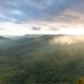 Farbenprächtiger Abendhimmel bei den Three Sisters, Echo Point, Australien. von Jiri Viehmann
