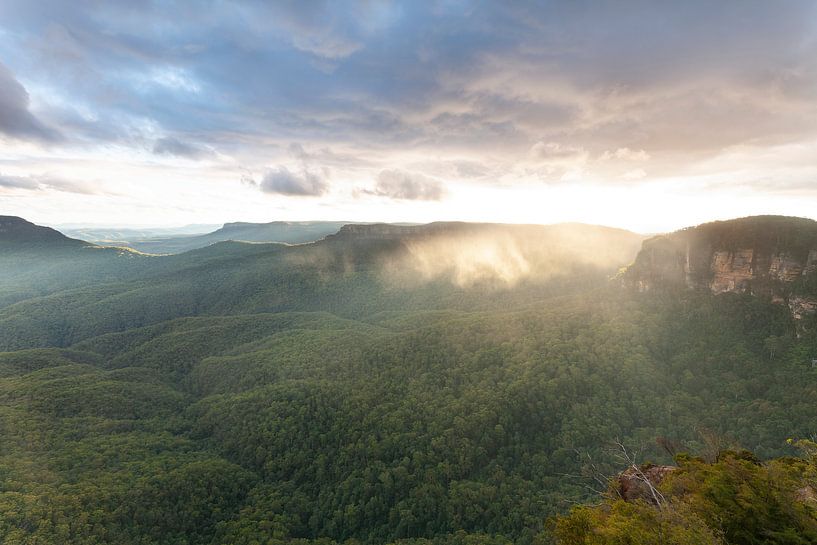 Ciel de soirée aux couleurs vives près des Three Sisters, Echo Point, Australie. par Jiri Viehmann