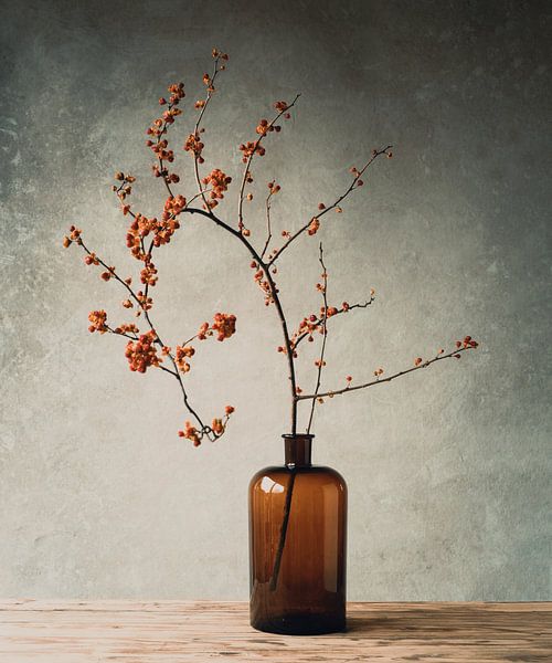 branche de décoration d'automne dans un vase brun par l'artiste