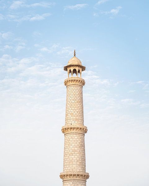 Der weiße Marmorturm des Taj Mahal vor dem strahlend blauen Himmel. von butfirstsalt