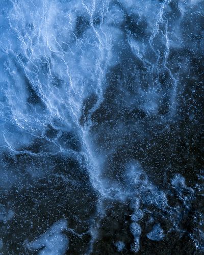 Schöne Strukturen im Eis auf dem Wattenmeer in Friesland.