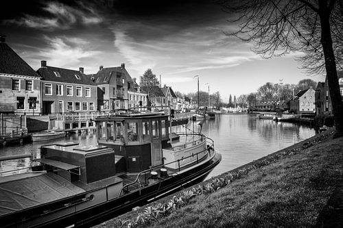 Historisch binnenvaartschip aan Het Grootdiep in Dokkum