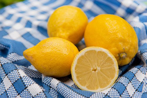 Verse citroenen op blauwe ondergrond